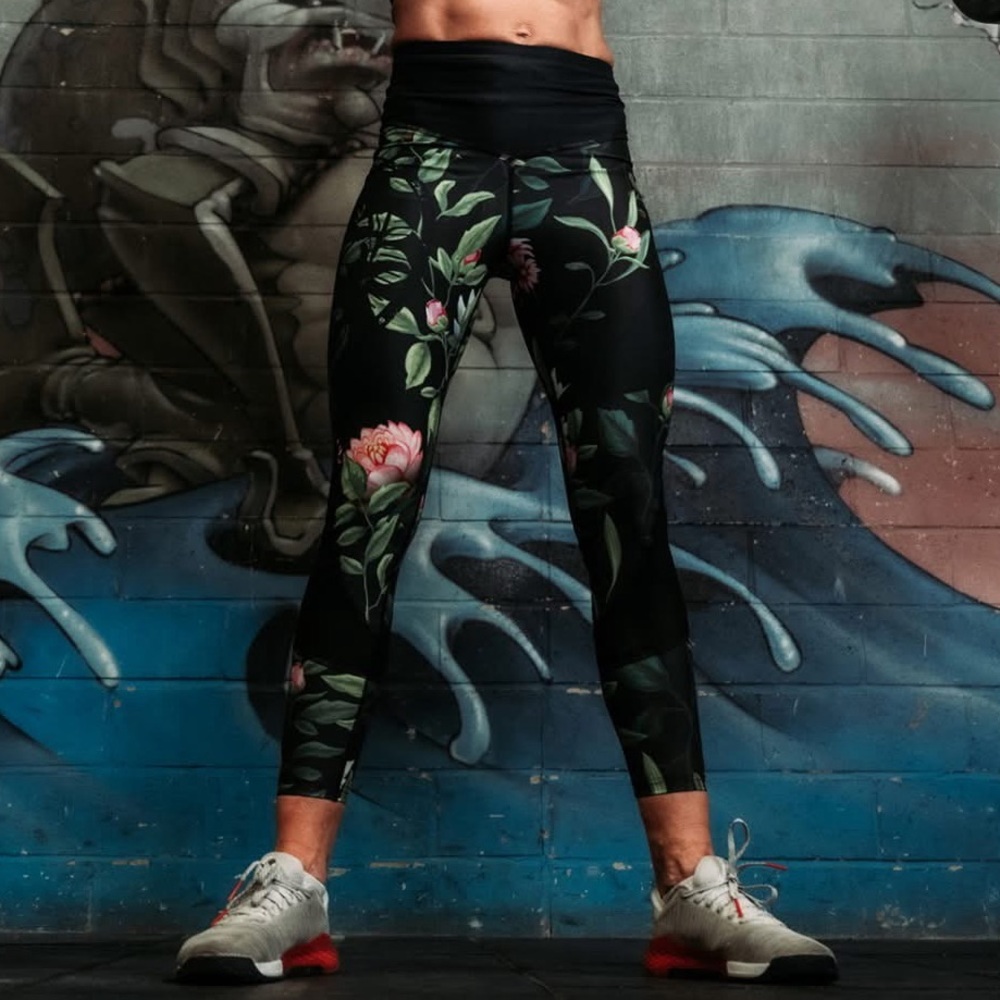 Northern Spirit Black Waterlily Women's Leggings